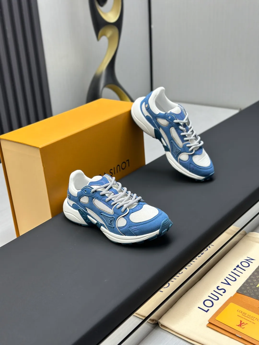 Factory price: 660💰Top version LV-Louis Vuitton-classic catwalk new style original 1:1 developed replica! ! The upper foot is very comfortable. It is made of luxurious materials and fine workmanship. The midsole is printed with English letters "Made in Europe". The upper is made of calfskin imported from Italy. The side is decorated with the brand's LOGO and signature. The latest latex foot pads and mesh lining make the foot feel super comfortable. The original two-color TPU combination outsole is specially provided by the original factory. Bag technology Goodyear stitched edges Fabric: Exclusive custom first-layer cowhide Accessories: Exclusive private model Vuitton logo, lining: Customized silk mesh lining - first-layer silk cowhide lining Outsole: TPU combination outsole wear-resistant, non-slip and anti-yellowing Foot pads: new latex pads-mesh sweat-absorbent Counter technology: fully computerized sewing machine wire drawing Toe box back cover Hot and cold shaping Full set of pull-top last with medium and low logo pattern Counter packaging - Shoelaces, certificates, cards, instructions, certificates of quality, dust bags, the most comprehensive packaging on the entire network, women's models 35-39, men's models 38-46 (38/46 customized, non-refundable!